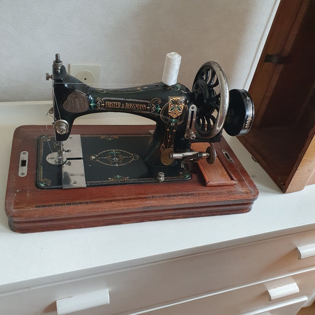 Hand naaimachine, Ophalen