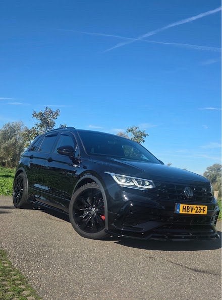 VW Tiguan 1.5 TSI 3x R-Line Black Style | Standkachel | NAP⁠, Verwarmde buitenspiegels, Zwart, 4 cilinders, Zwart