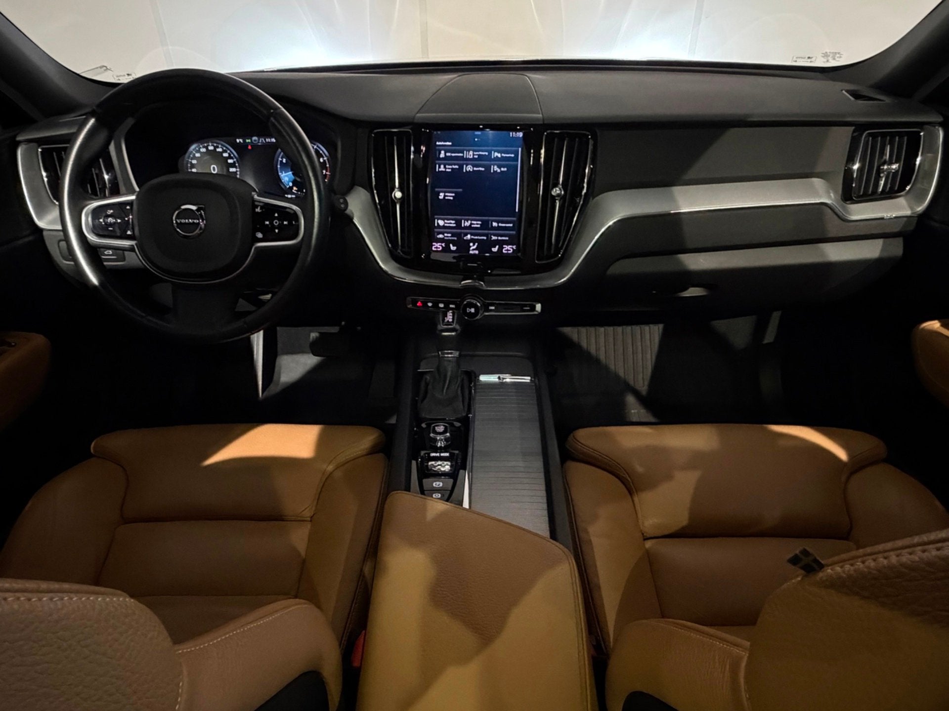 Volvo XC60 2.0 T5 Inscription AUT /Virtual/PANO/Keyless/Clim, Auto's, Dealer onderhouden, Gebruikt, Euro 6, 4 cilinders