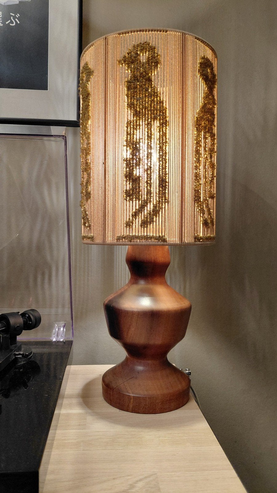 Vintage Tafellamp met Houten Voet en bijzondere Kap, Ophalen of Verzenden, Vintage