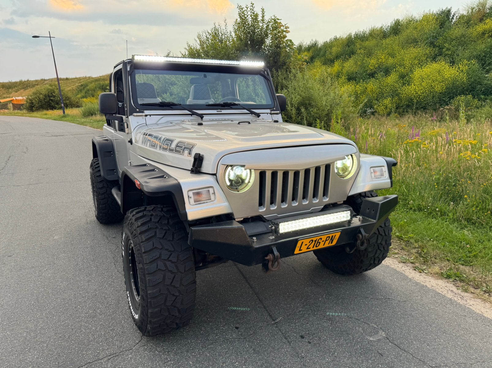 Jeep Wrangler TJ 4.0 Custom Automaat Airco CarPlay Verhoogd, Auto's, Automaat, Zwart, 4000 cc, Vierwielaandrijving