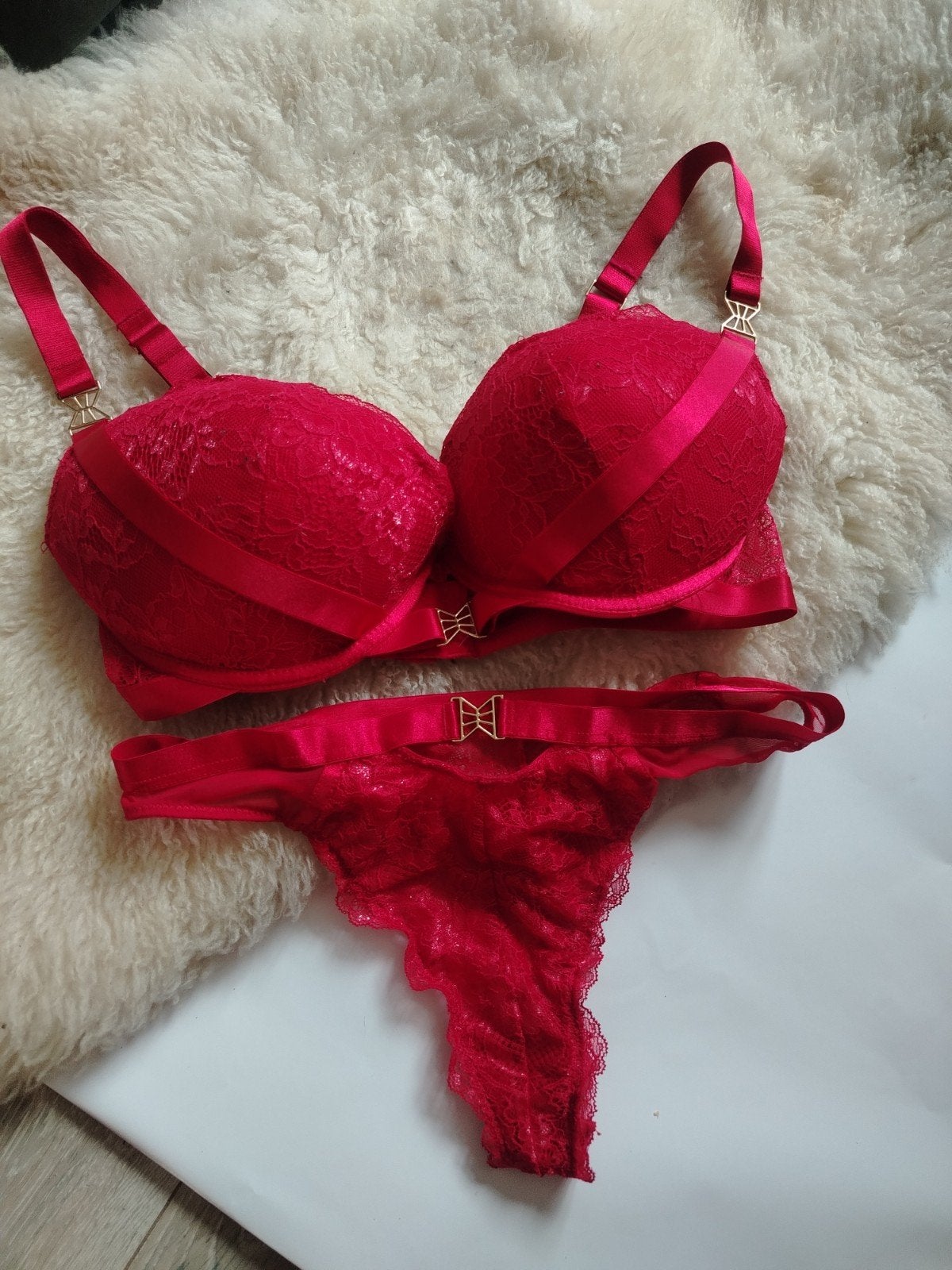 Rood kanten BH en string set - Maat 90E en M, Ophalen of Verzenden, Setje