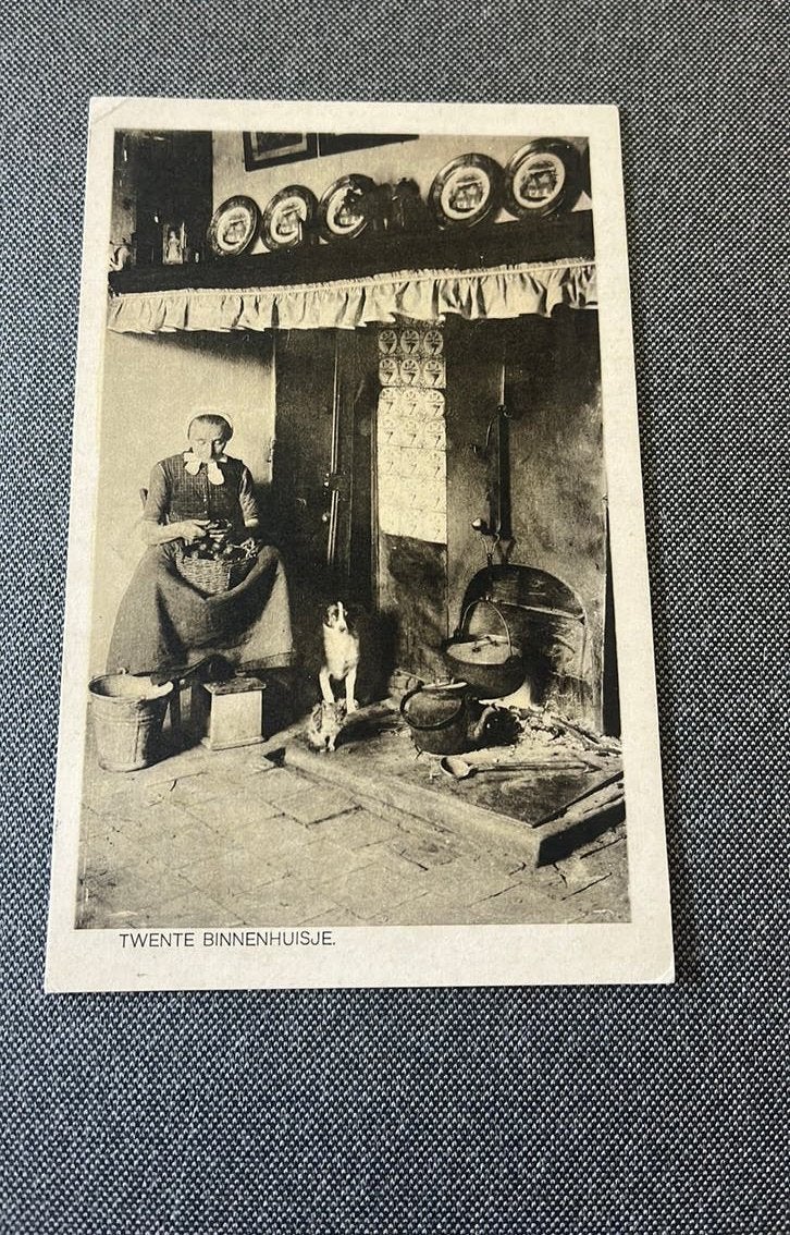 Twente binnenhuis tafereel aardappels schillen bij kachel, Verzamelen, Ansichtkaarten | Nederland, Ophalen of Verzenden, 1920 tot 1940