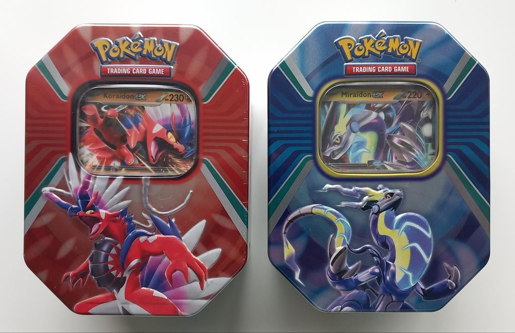(sealed) Pokemon TCG - Paldea Legends Tin (Art. Set), Ophalen of Verzenden, Nieuw, Booster
