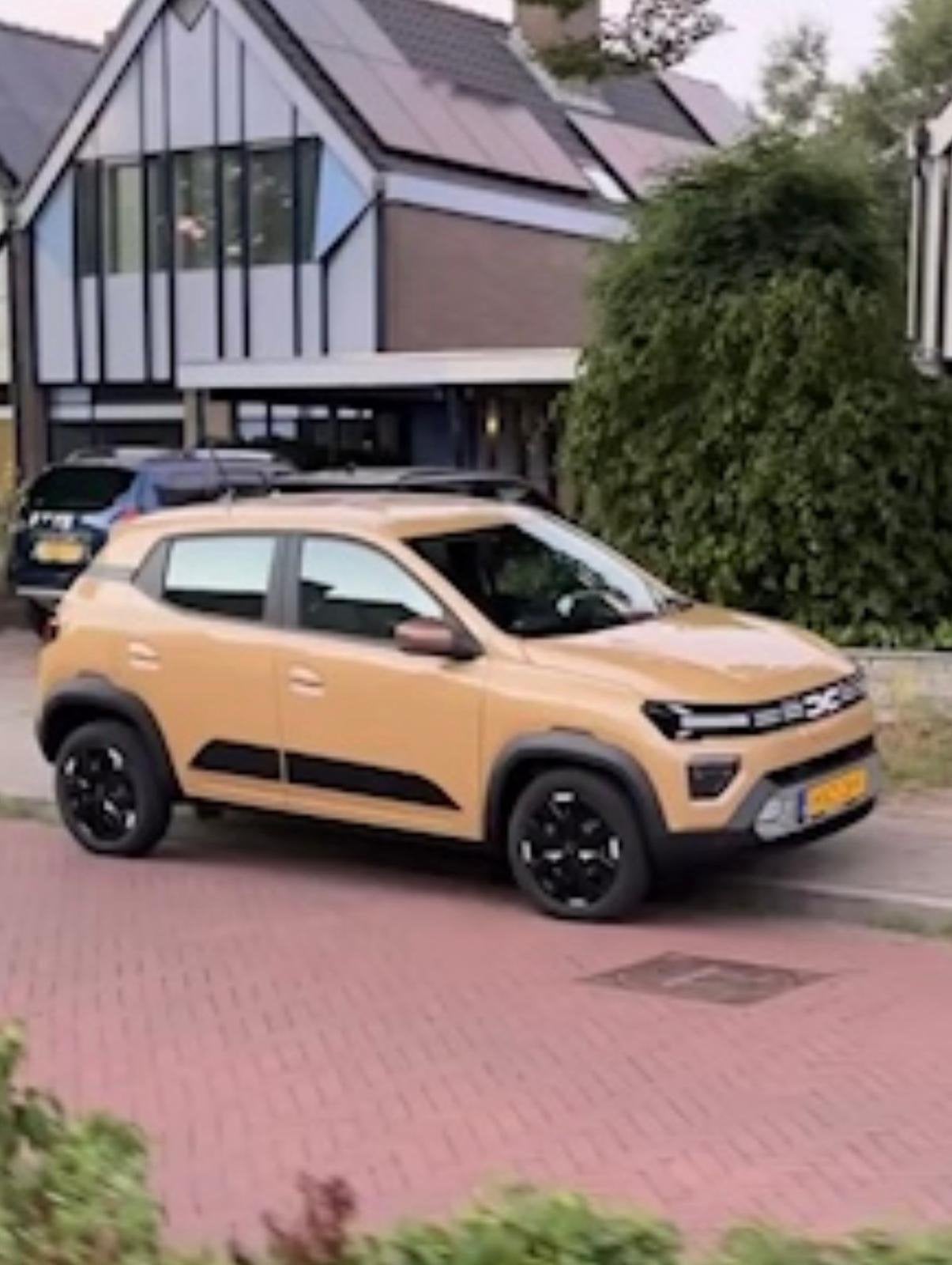 Dacia Spring Electric 65 2025 Bruin, Auto's, Dealer onderhouden, Bruin, 4 stoelen, Origineel Nederlands