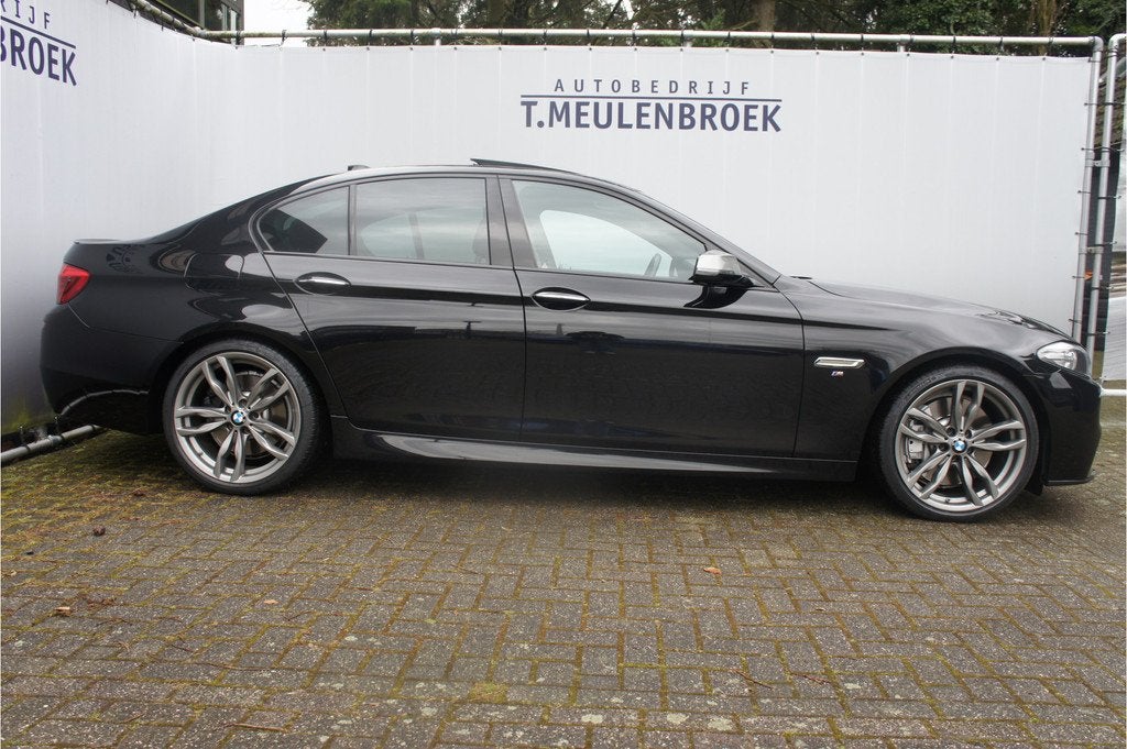 BMW 5 Serie M550xd Glasdak, (bj 2016, automaat), Auto's, BMW, Automaat, Gebruikt, 2993 cc, 2000 kg