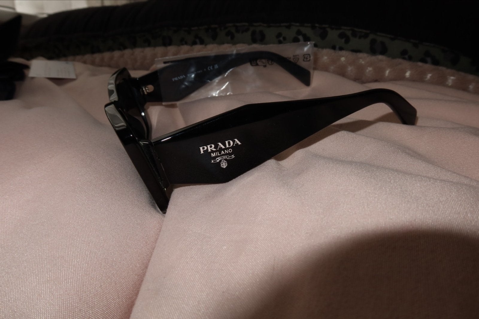Prada Zonnebril PR 08YS - Stijlvol en Nieuw, Zonnebril, Prada, Zwart, Nieuw