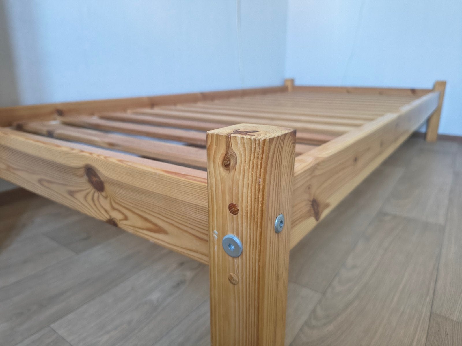 stevig houten ledikant met lattenbodem en (eventueel) matras, Ophalen, Gebruikt, 90 cm, Eenpersoons