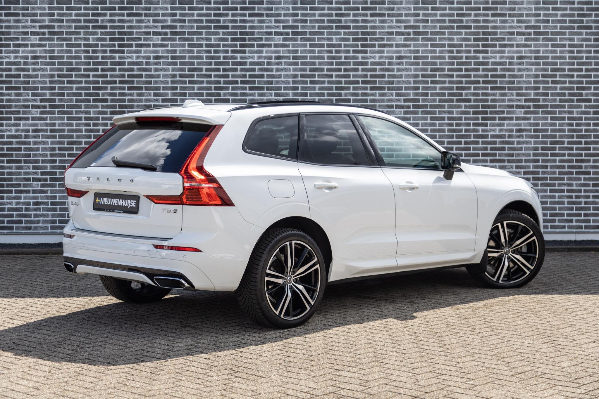 Volvo XC60 2.0 T8 Twin Engine AWD R-Design | Plug-in Hybrid, Gebruikt, Euro 6, 4 cilinders, 138 €/maand