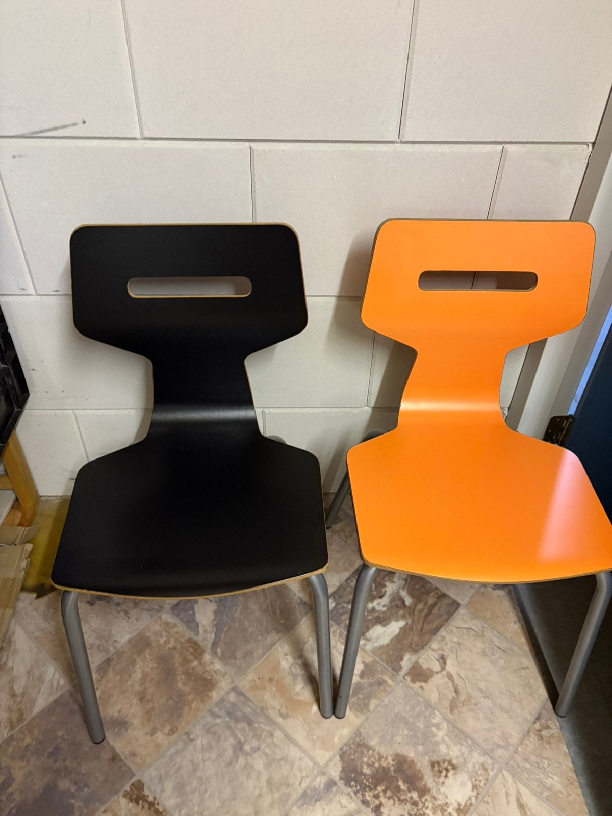 Twee bureau of eettafel of… stoelen, kleuren zwart en oranje, Ophalen, Gebruikt, Twee, Overige kleuren
