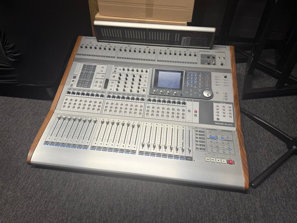 Tascam DM4800 mengpaneel met MU 1000 meterbridge, Muziek en Instrumenten, Ophalen, Gebruikt, 20 kanalen of meer, Microfooningang