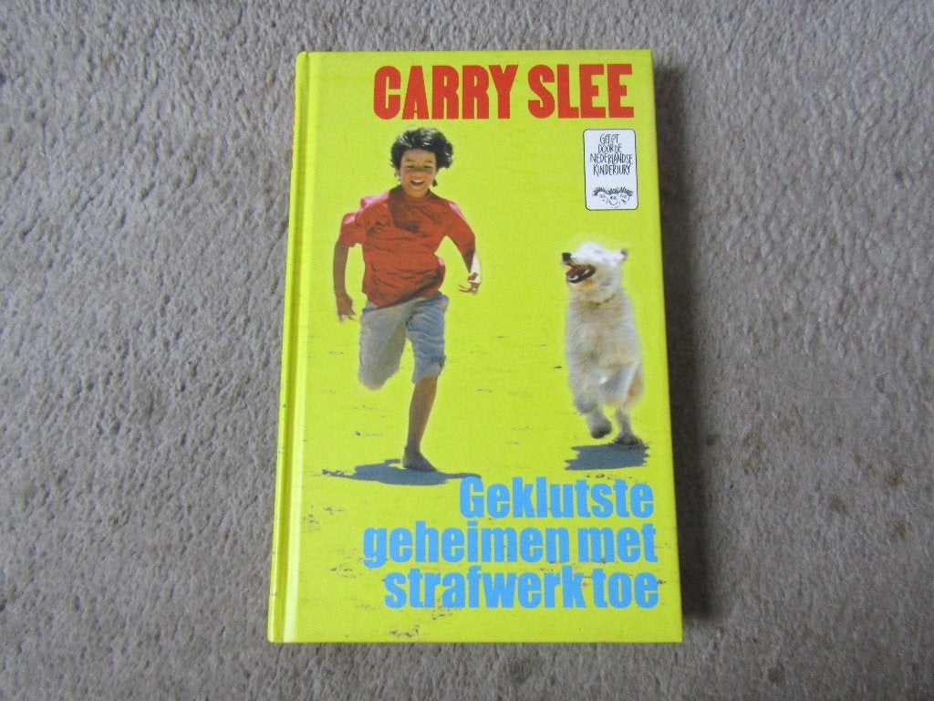 Boek: Geklutste geheimen met strafwerk toe, Gelezen, Fictie algemeen, Carry Slee, Ophalen of Verzenden
