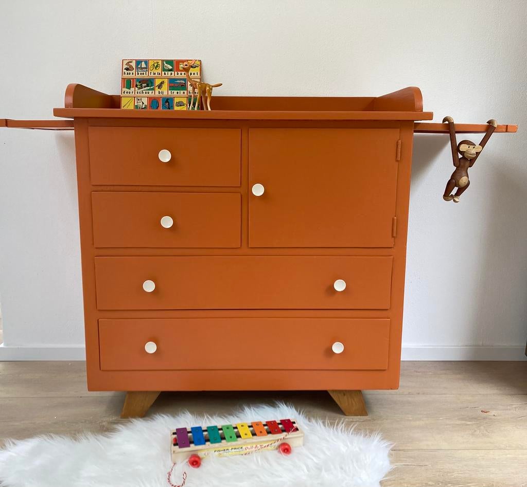 Vintage commode verhoogd., Kinderen en Baby's, Kinderkamer | Commodes en Kasten, Zo goed als nieuw, 90 tot 105 cm, 100 cm of meer