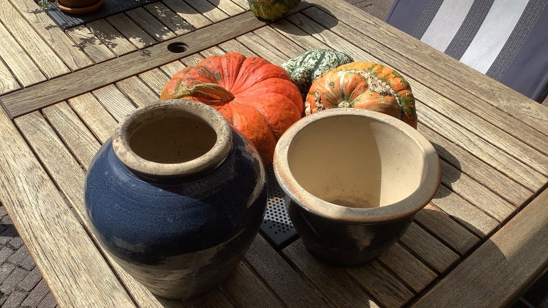 Twee donkerblauwe bloempotten voor buiten, Tuin en Terras, Ophalen, Rond, Zo goed als nieuw, Tuin