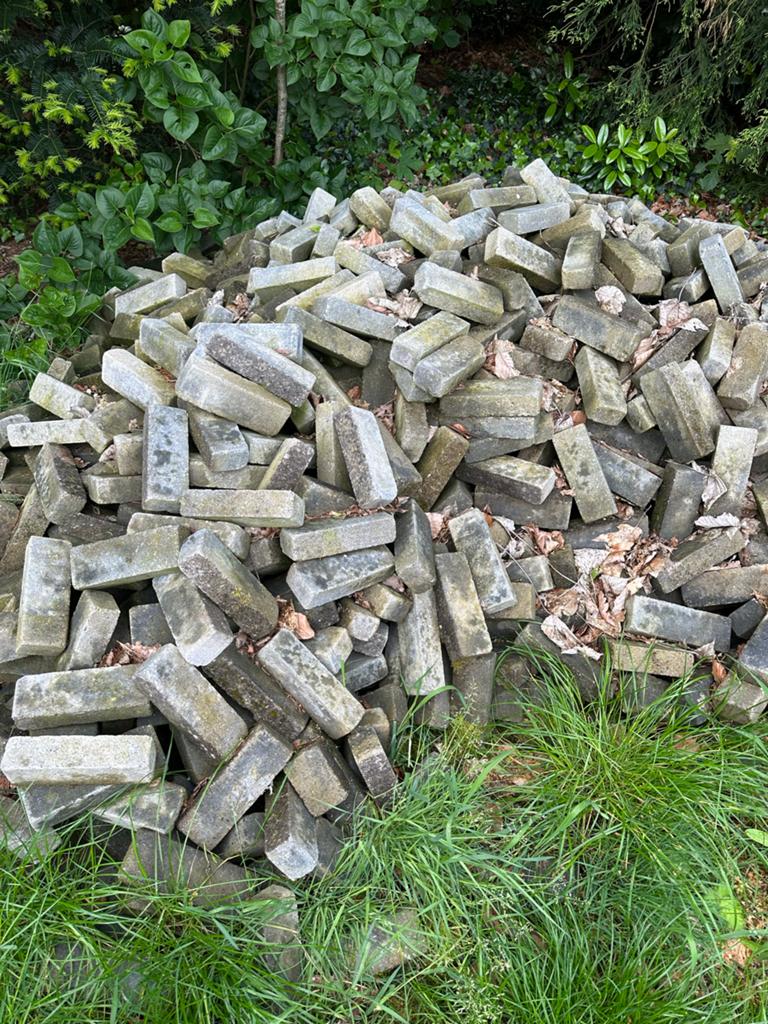 Betonnen waaltjes voor terras of oprit, gratis af te halen, Tuin en Terras, Tegels en Klinkers, Ophalen, Gebruikt, Klinkers, 10 m² of meer