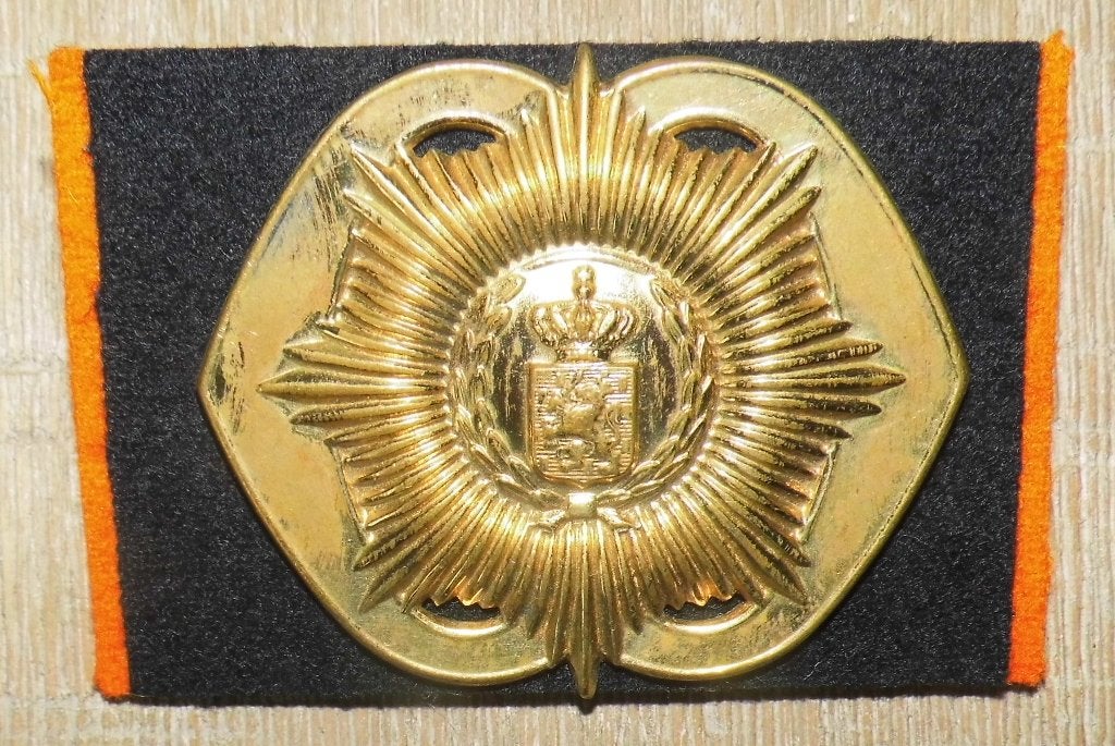 Metalen baret embleem van Heutsz, Verzamelen, Militaria | Algemeen, Verzenden, Landmacht, Nederland, Embleem of Badge