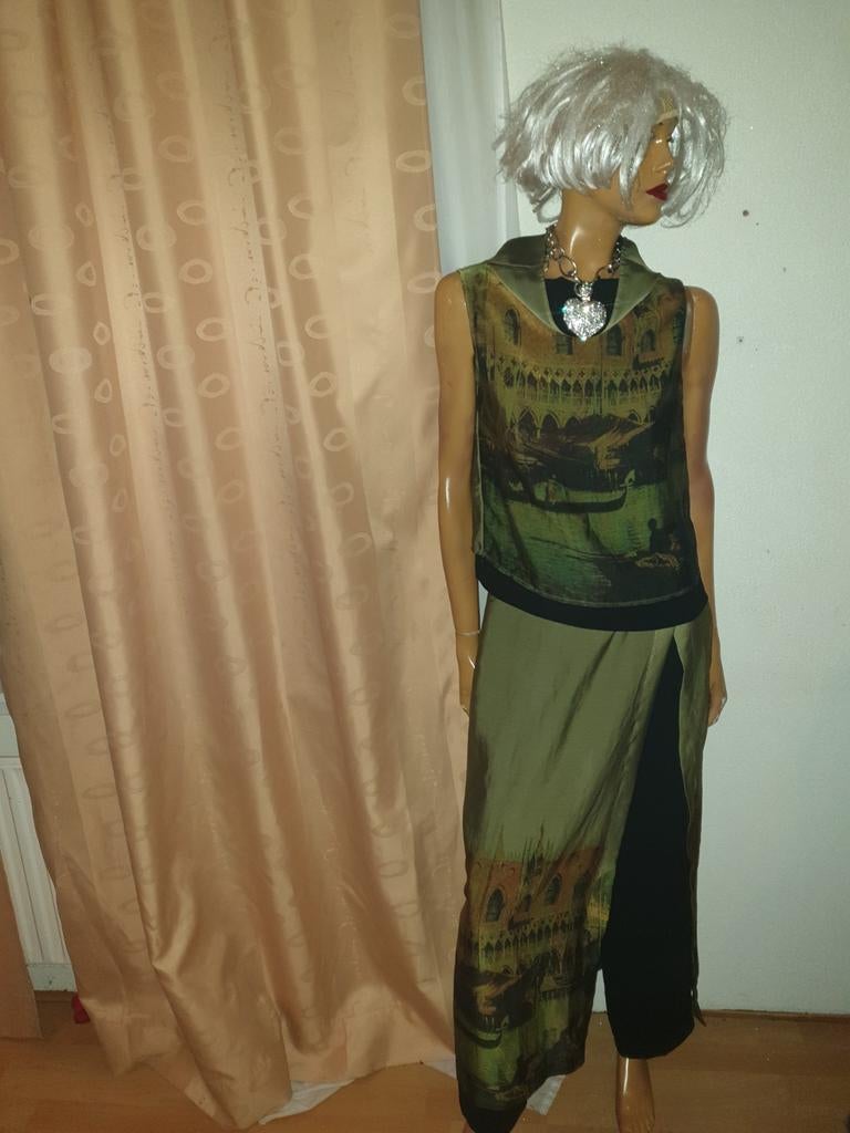 Prachtige  cartoon rokbroek met shirt maat 36/38 zgan, Maat 38/40 (M), Kostuum of Pak, Cartoon, Ophalen of Verzenden