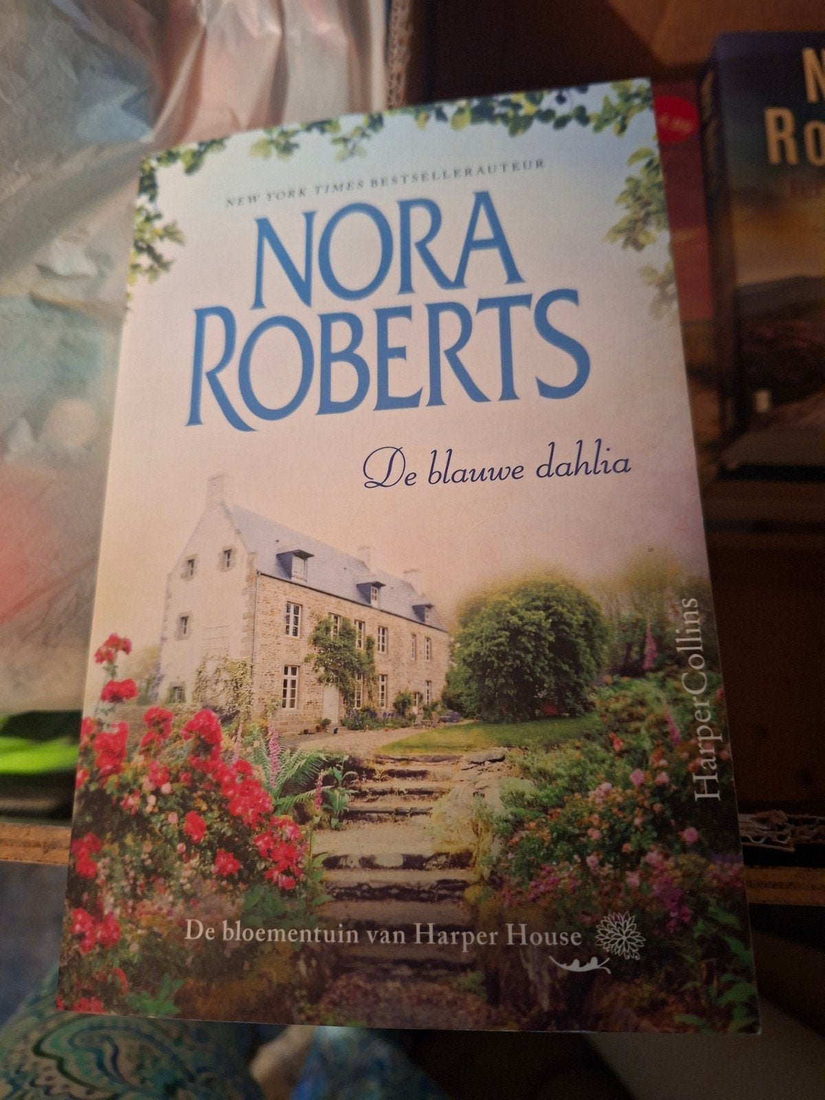 Nora Roberts - De blauwe dahlia, Ophalen of Verzenden, Zo goed als nieuw, Nora Roberts