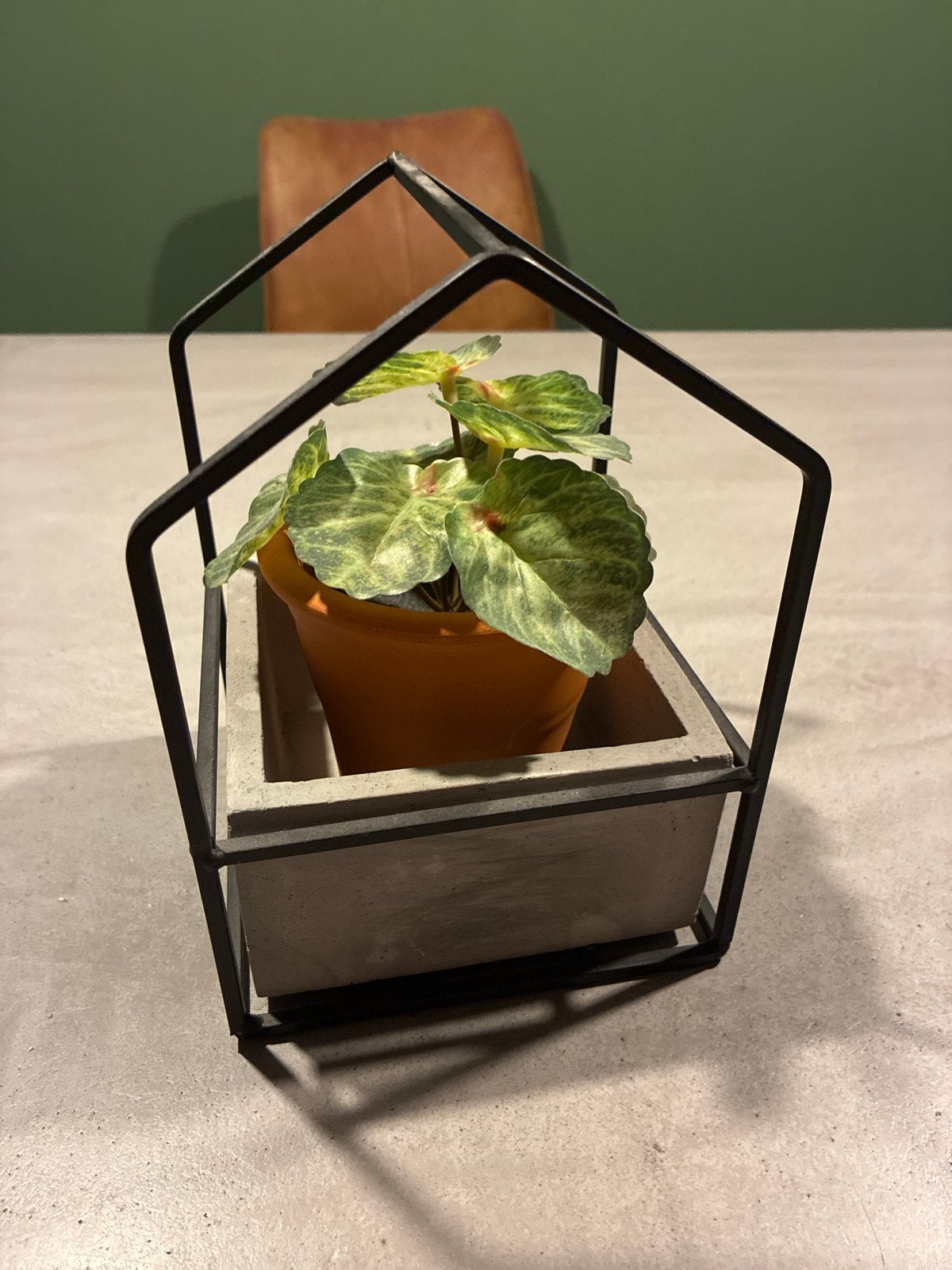 Decoratieve plantenhouder met geometrisch design, Zwart, Ophalen of Verzenden, Zo goed als nieuw, Metaal