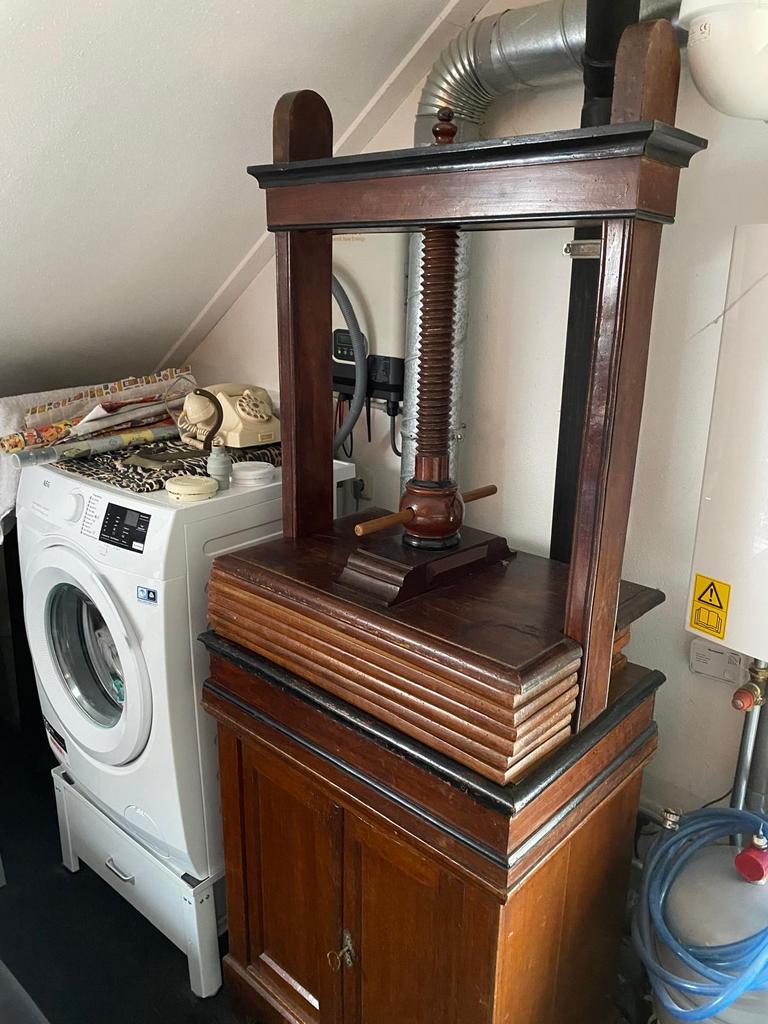 Oude houten pers met kastje, Ophalen
