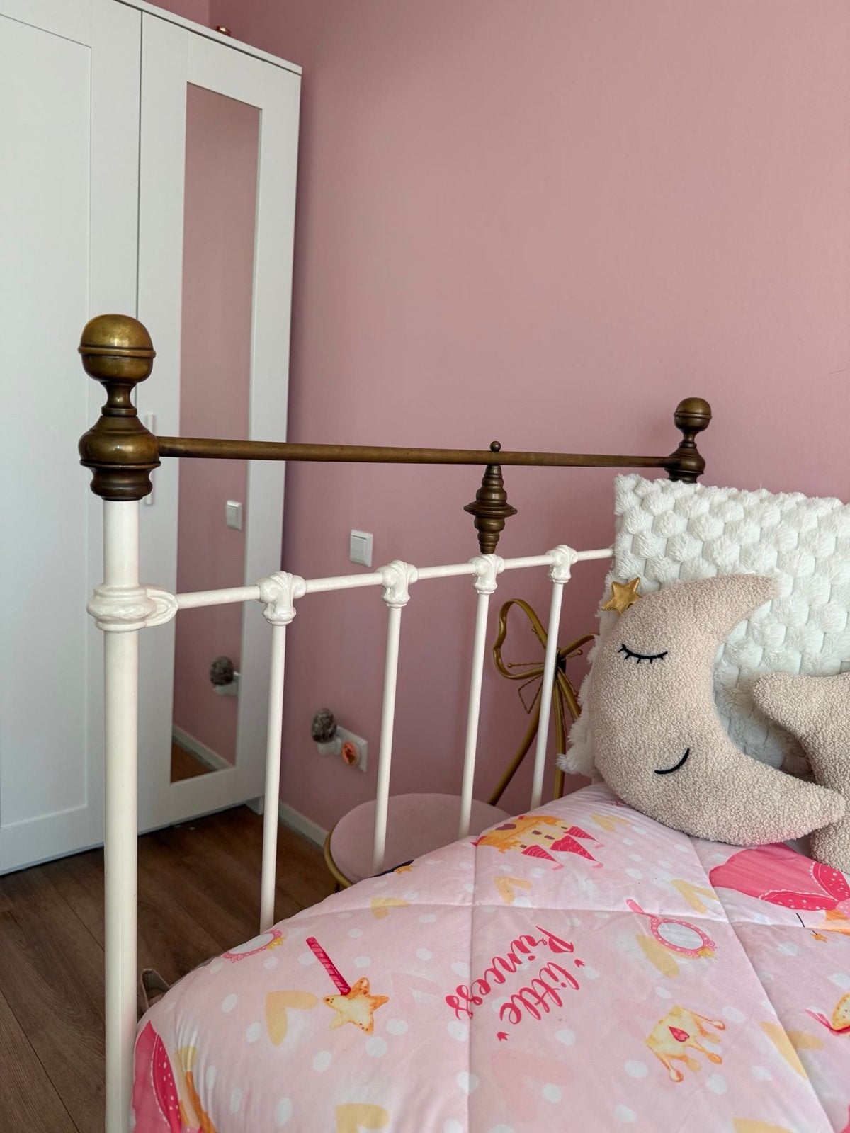 Vintage metal kinderbed - Wit met messing accenten, Ophalen, Gebruikt, 90 cm, Eenpersoons
