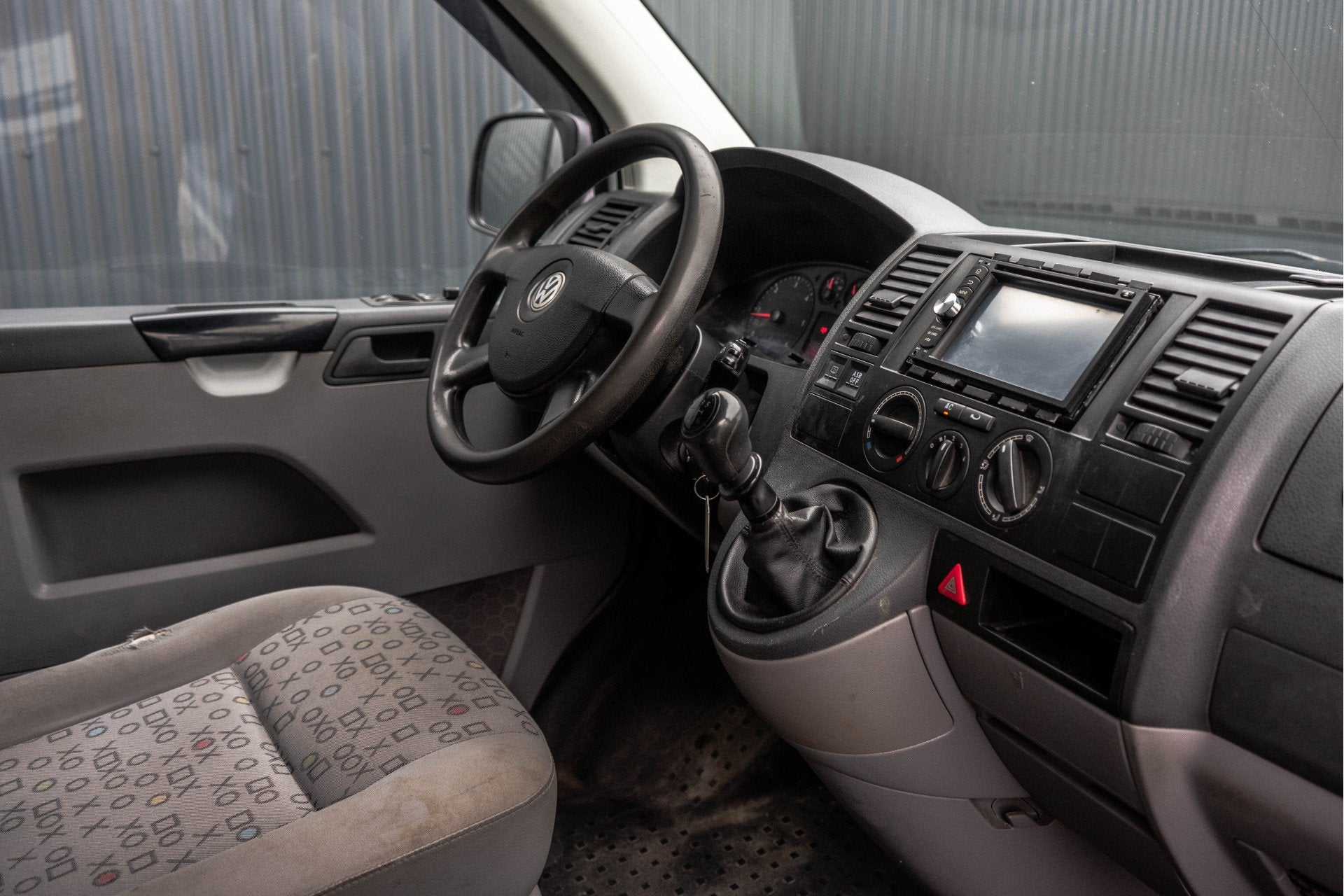 Volkswagen Transporter T5 2.5 TDI 340 L2H1 | 174 PK | Navi |, Voorwielaandrijving, Stof, Gebruikt, Zwart