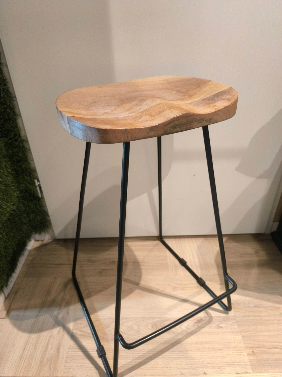 Houten barkruk met metalen onderstel, Huis en Inrichting, Ophalen, 60 tot 90 cm, Zo goed als nieuw, 1 kruk
