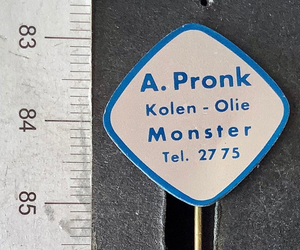 speld, Monster, A. Pronk kolen- olie (AW, Verzamelen, Ophalen of Verzenden, Gebruikt, Overige onderwerpen, Speldje of Pin