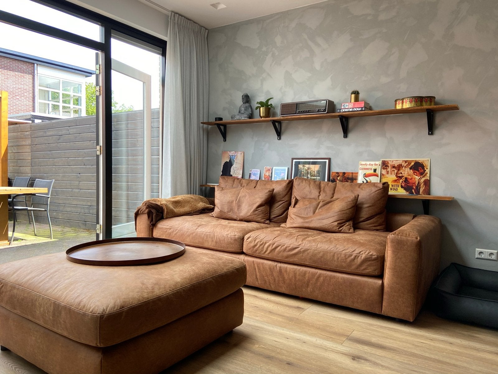 Diepe luxe microleder bank cognac + hocker, Ophalen, Gebruikt, Leer