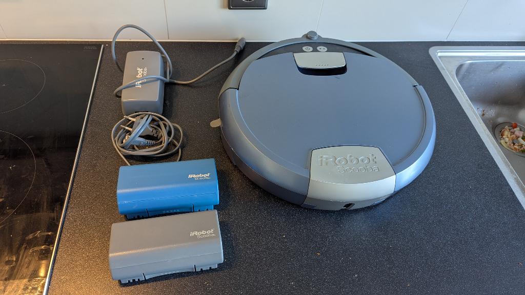 Robotstofzuiger SCOOBA 385 met 2 accu's, IRobot, Ophalen of Verzenden, Zo goed als nieuw, Draadloos