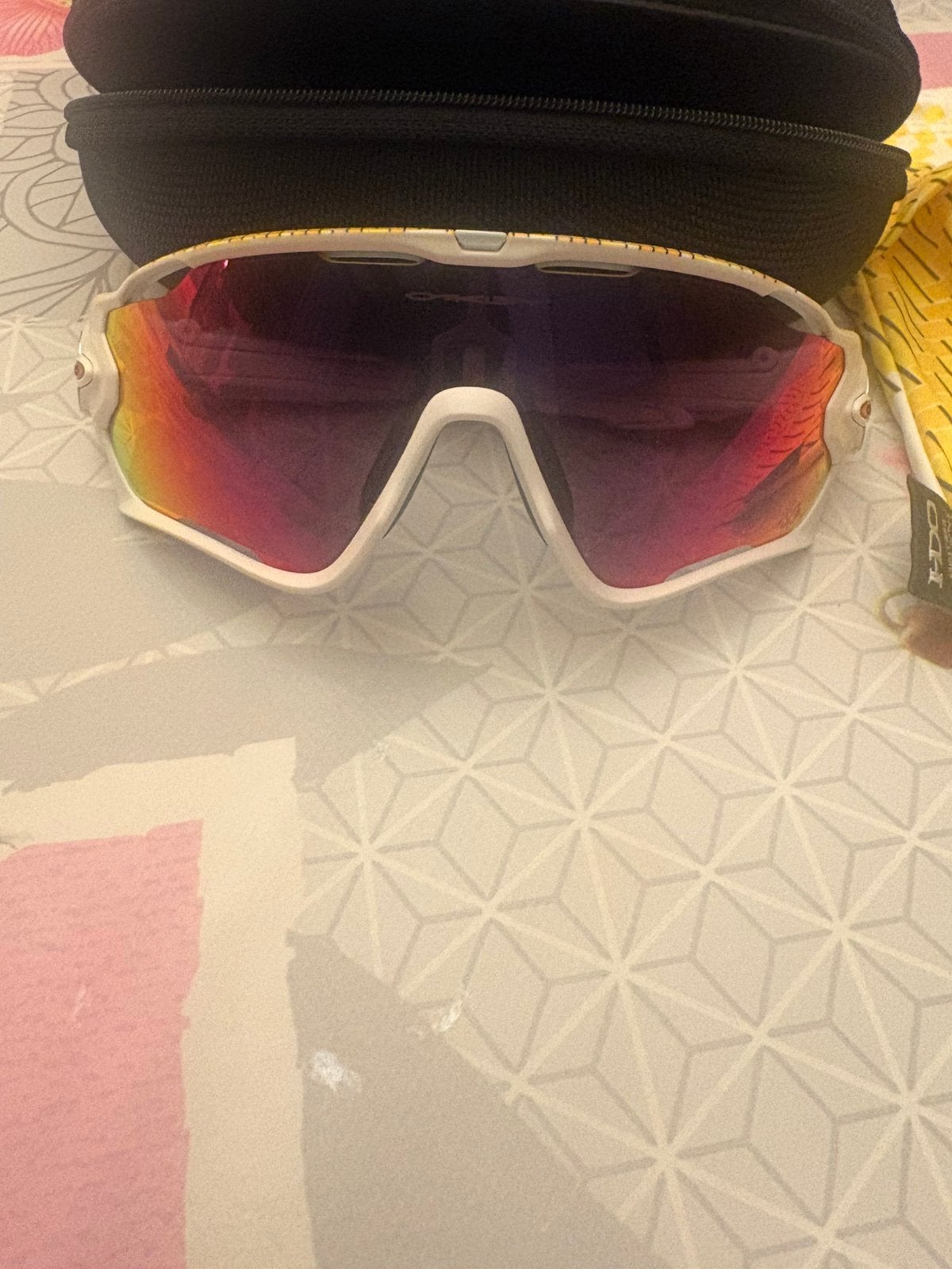 1x gebruike oakley zonnebril tour de france editie met koker, Zonnebril, Geel, Ophalen of Verzenden, Zo goed als nieuw