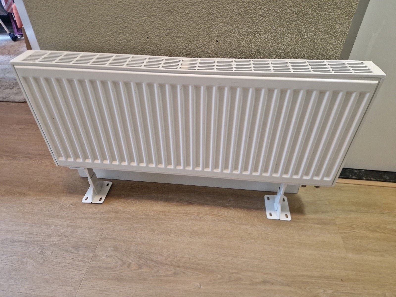 Nieuwe radiator 100x40x10 cm met 18 cm pootjes, Doe-het-zelf en Verbouw, Ophalen, 30 tot 80 cm, Radiator, Nieuw