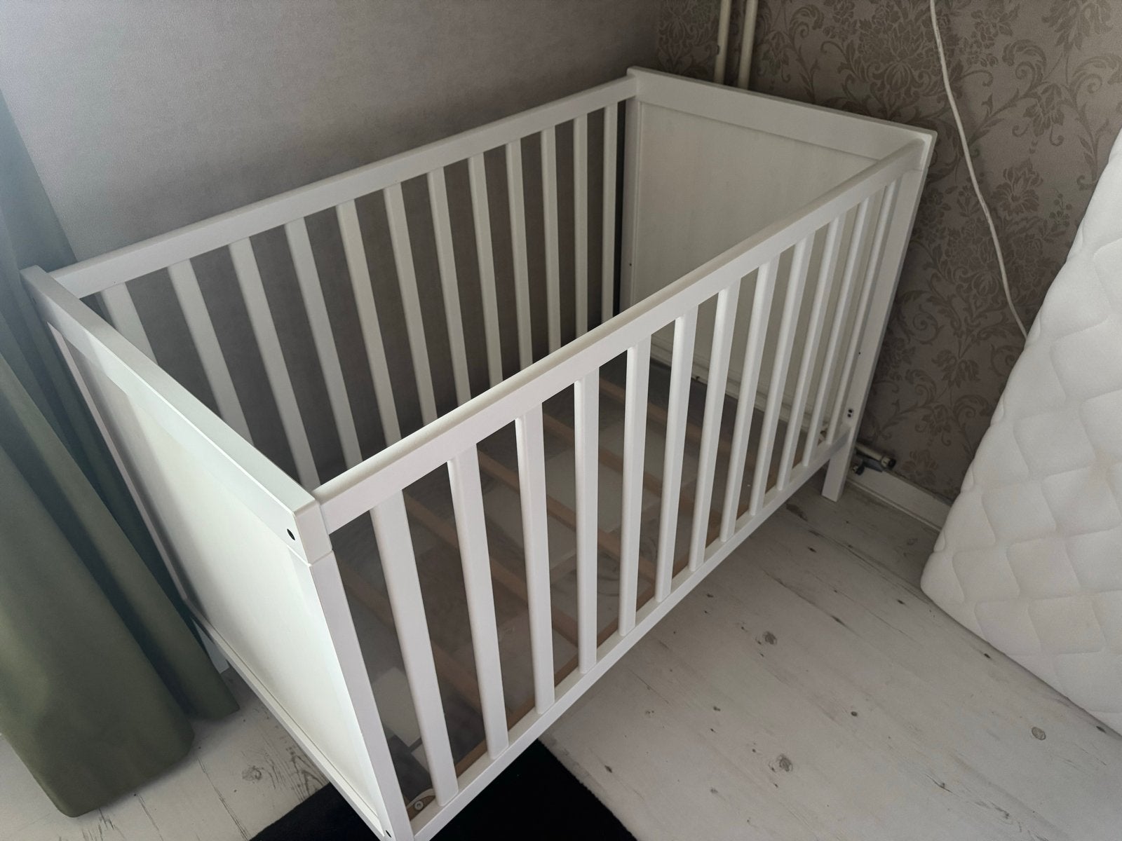 Wit ledikant met matras - Zo goed als nieuw, 70 tot 85 cm, Zo goed als nieuw, Lattenbodem, 140 tot 160 cm