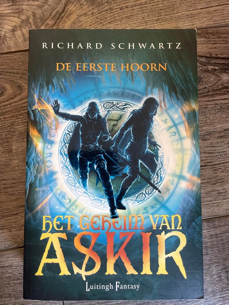 Het Geheim van Askir: De Eerste Hoorn - Richard Schwartz, Ophalen of Verzenden, Zo goed als nieuw