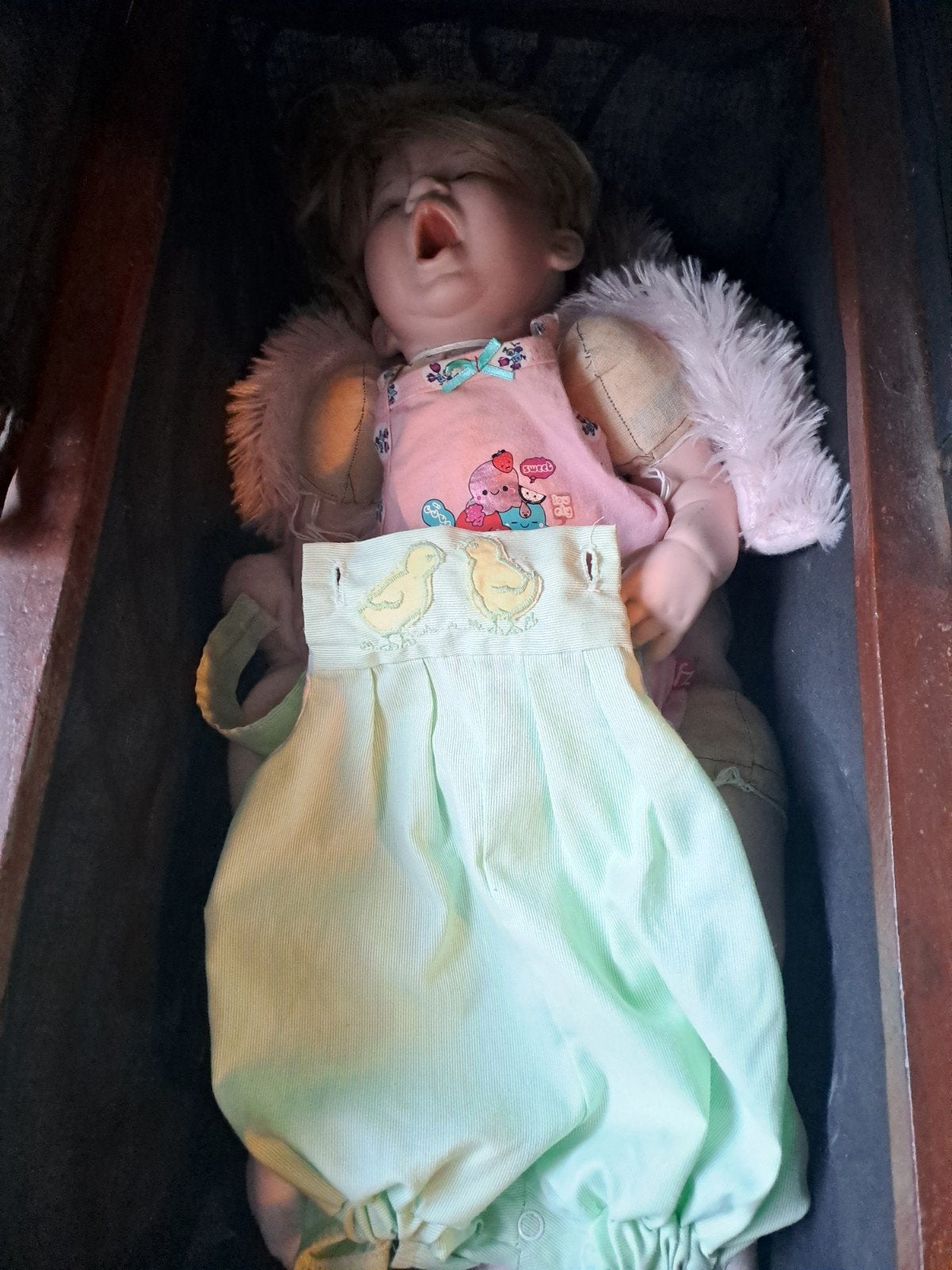 Antieke poppenwagen met porseleinen pop, goede staat, Ophalen of Verzenden
