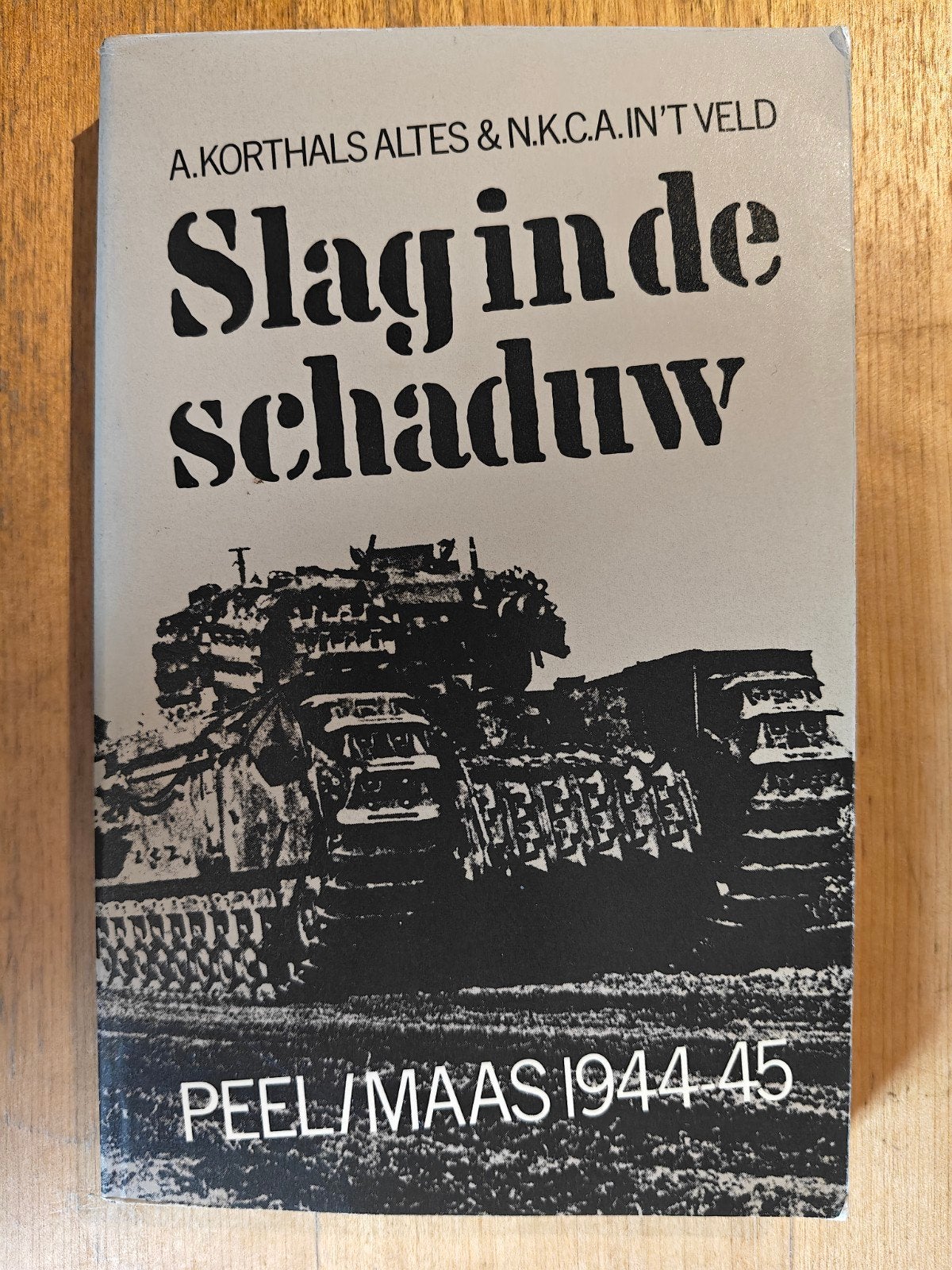Slag in de Schaduw - Peel/Maas 1944-45 (zo goed als nieuw), Tweede Wereldoorlog, Ophalen of Verzenden, Zo goed als nieuw, Overige onderwerpen