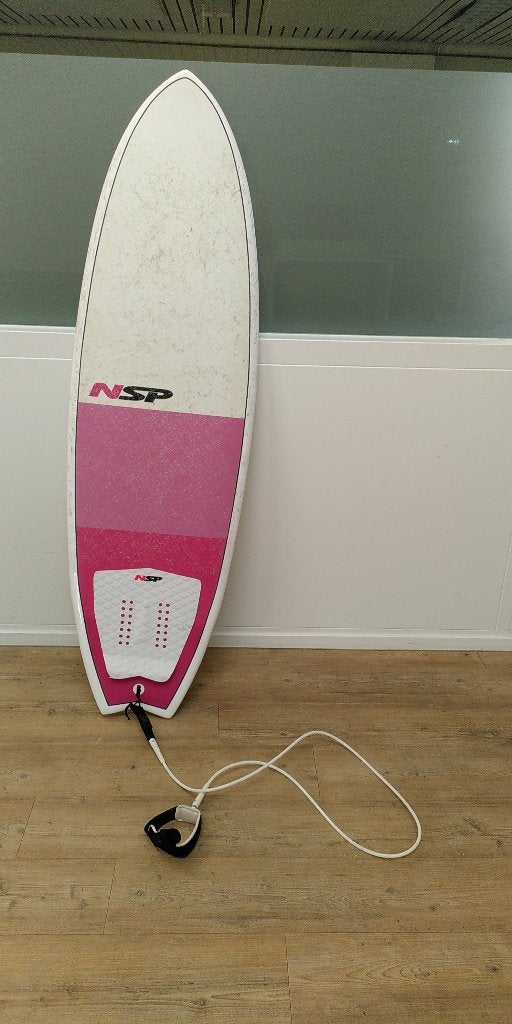 Surfboard NSP fish 5'6 ROZE, Watersport en Boten, Golfsurfen, Ophalen, Gebruikt, Fish, Met koord