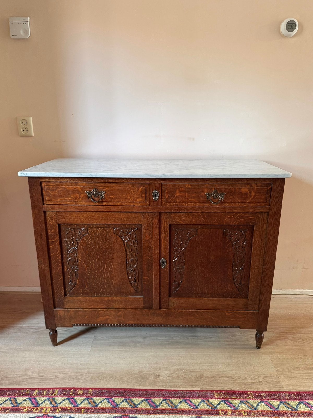 Antieke Franse houten kast met Carrara marmeren blad, Ophalen, 100 tot 150 cm, Eikenhout, Zo goed als nieuw