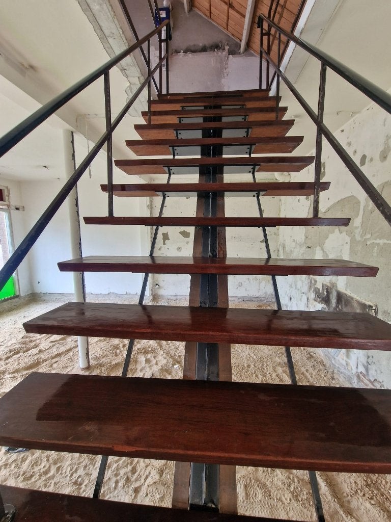 Retro stalen trap met hard houten treden en balustrade, Ophalen, Gebruikt, Trap, 2 tot 4 meter