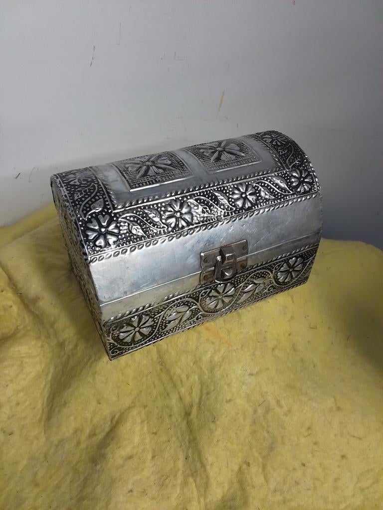 15055) mooi sieraden kistje   15x10x9 cm, Ophalen of Verzenden, Zo goed als nieuw, Zwart, Handen en Nagels