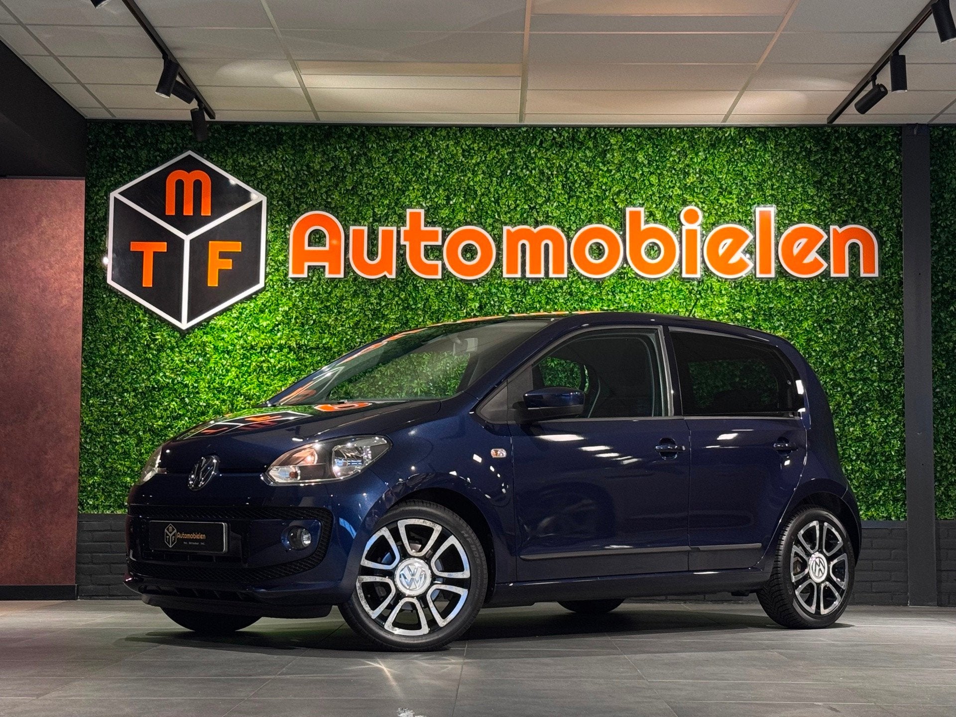 Volkswagen Up! 1.0 HIGH UP! BlueMotion |HALFLEDER|OrgNL|Elek, Voorwielaandrijving, Euro 5, Gebruikt, Leder en Stof