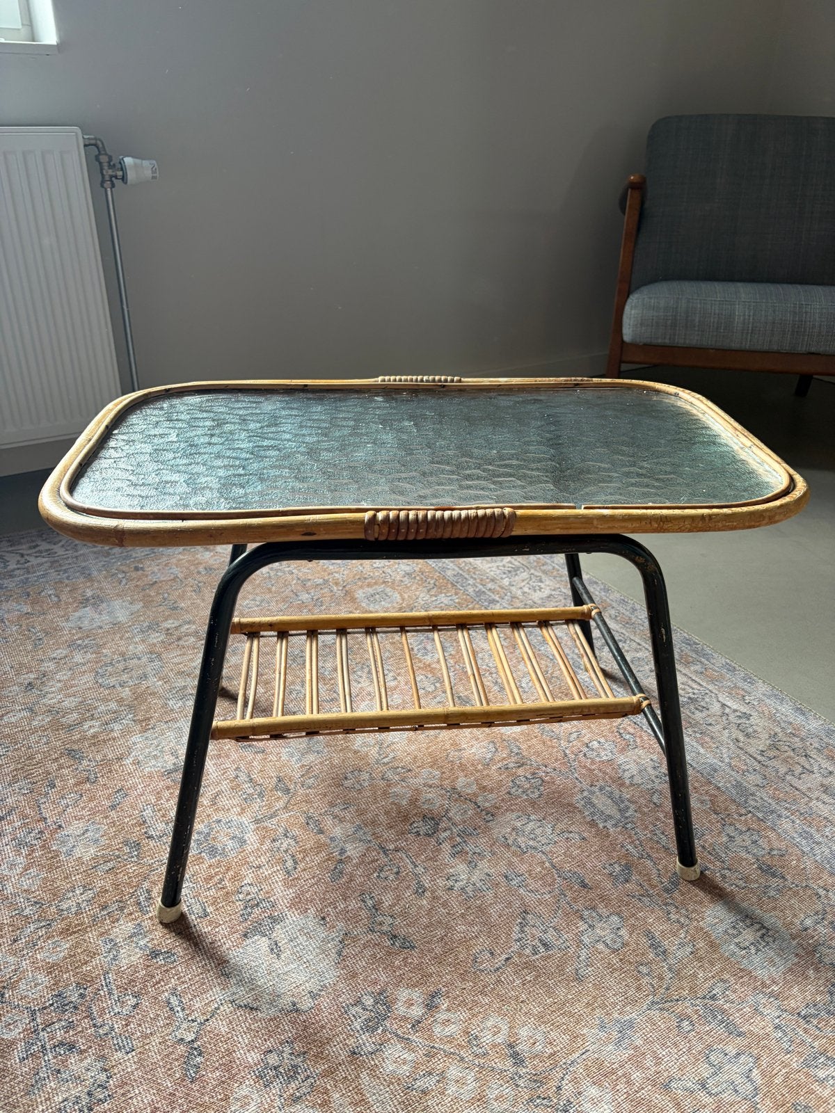 Vintage rotan tafeltje met glazen blad en lectuurrek, Huis en Inrichting, Gebruikt, Vintage, 55 tot 75 cm, Rechthoekig