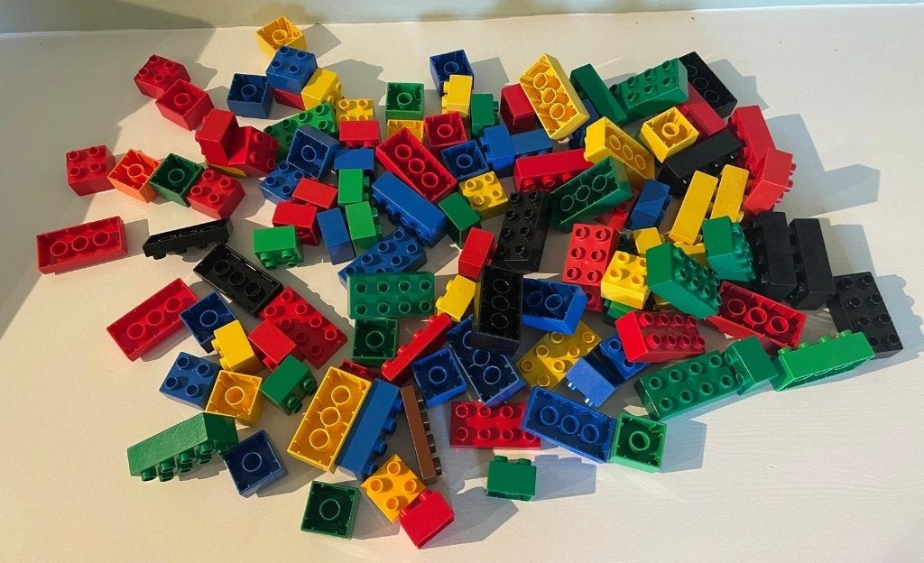 Doos met meer dan 100 gekleurde Lego Duplo stenen blokken, Gebruikt, Overige thema's, Ophalen of Verzenden, Duplo