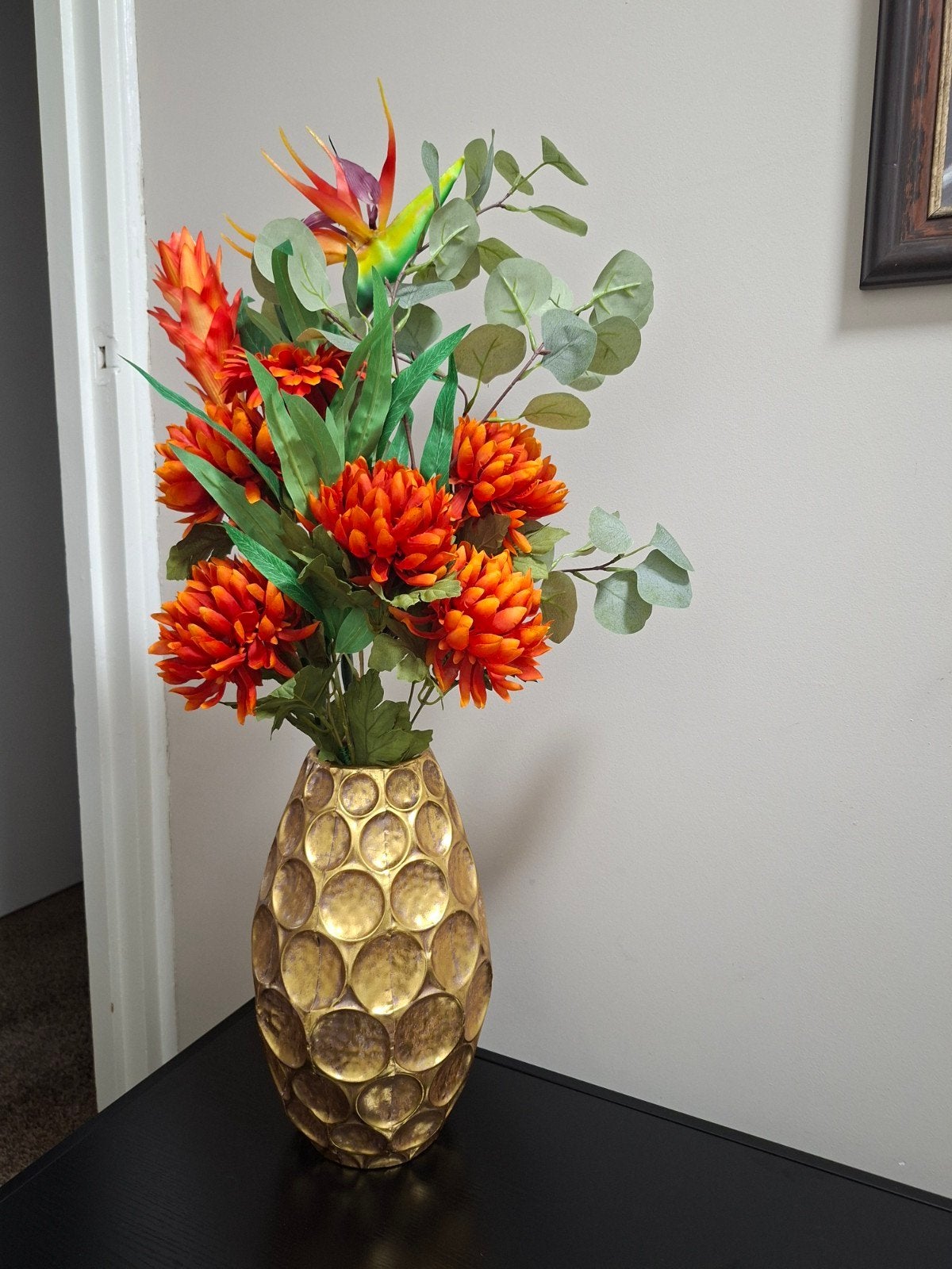 Gouden vaas met kunstbloemen - Tropische sfeer, Ophalen of Verzenden, Zo goed als nieuw