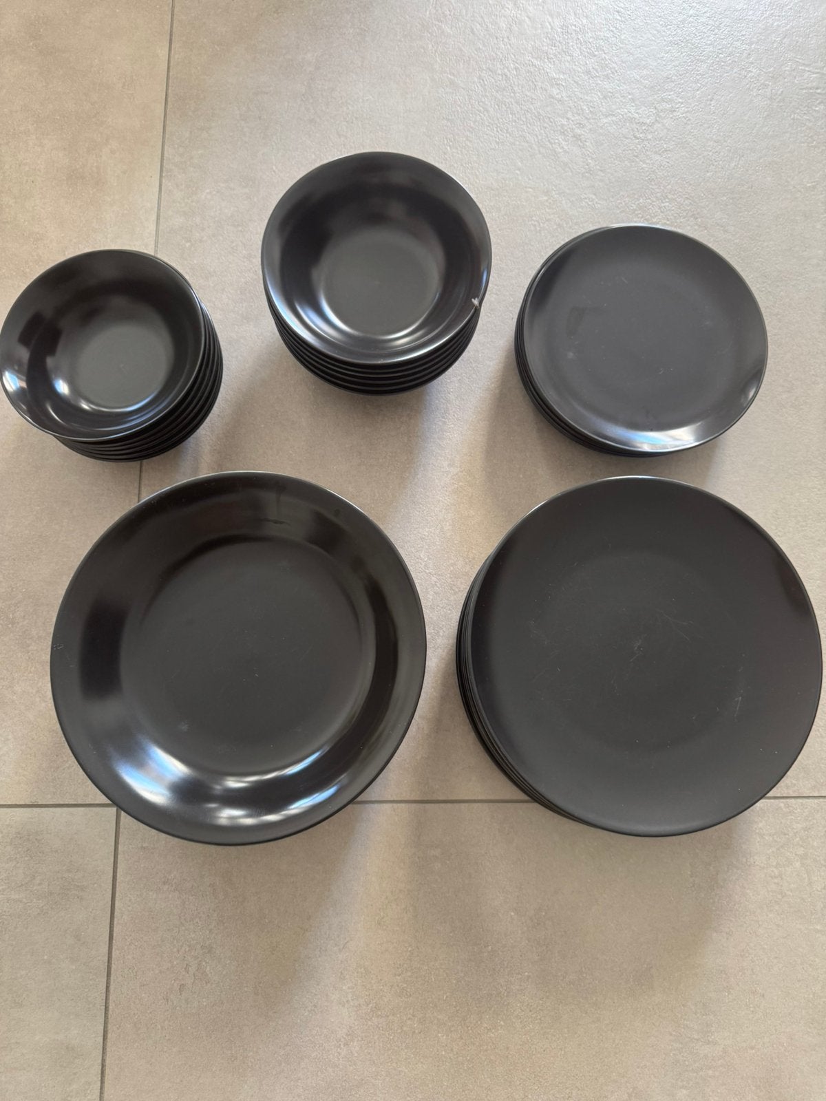 Mooie zwarte servies / bordenset - VT wonen, Overige merken, Ophalen of Verzenden, Modern, Compleet servies