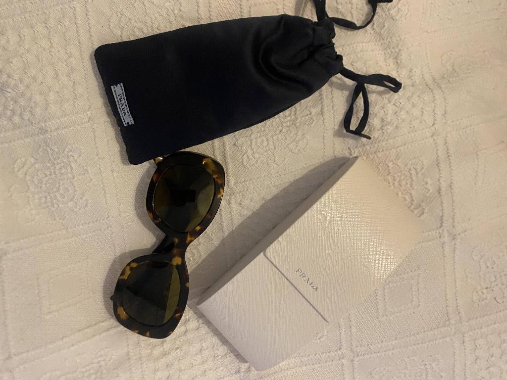 **Prada zonnebril PR A13s** Met Doos & Bon + garantie, Zonnebril, Ophalen of Verzenden, Zo goed als nieuw, Prada