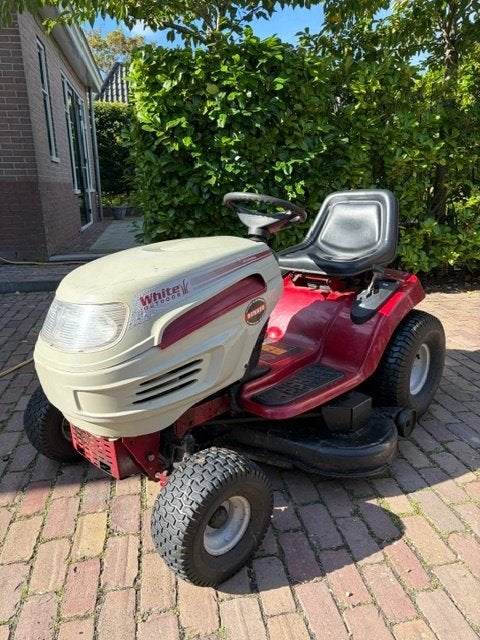 White Outdoor LT180 zitmaaier 18 pk  maaibreedte 117 cm MTD