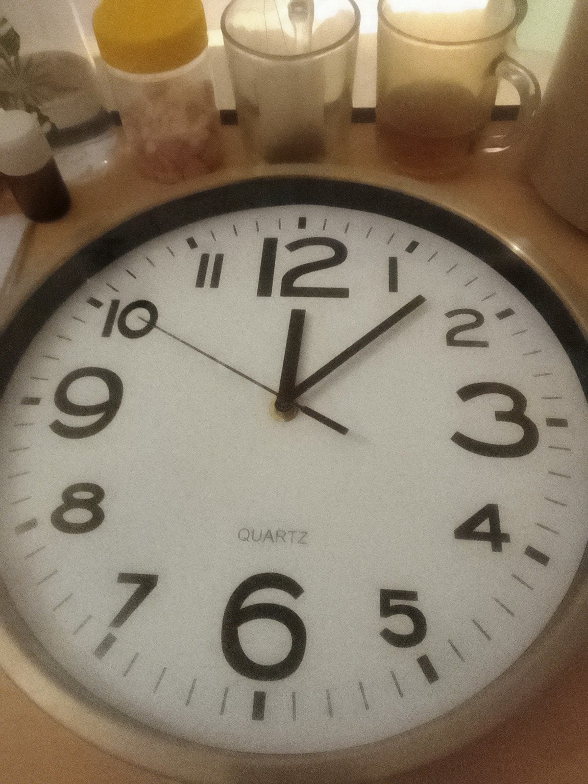 Witte wandklok met zwarte cijfers - Quartz uurwerk, Ophalen, Wandklok