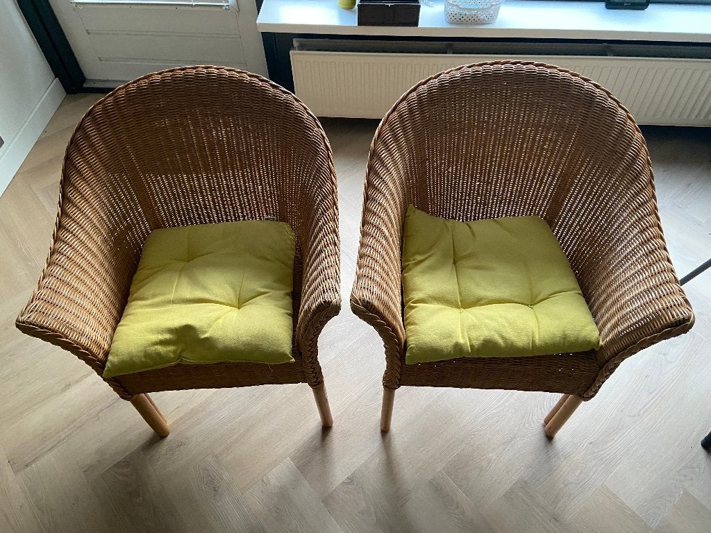 2 rieten stoelen met leuning inclusief kussentjes, Ophalen, Gebruikt, Twee, Bruin