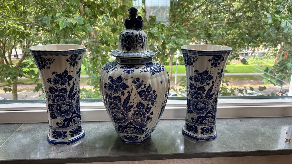 Delfts blauw driedelig garnituurstel, Antiek en Kunst, Antiek | Vazen, Ophalen